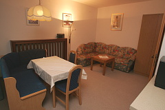 Bild: Wohnzimmer im 4-Bett-Appartment des Landhauses Köck