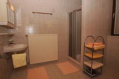 Bild: Badezimmer des 5-Bett-Appartments im Landhaus Köck